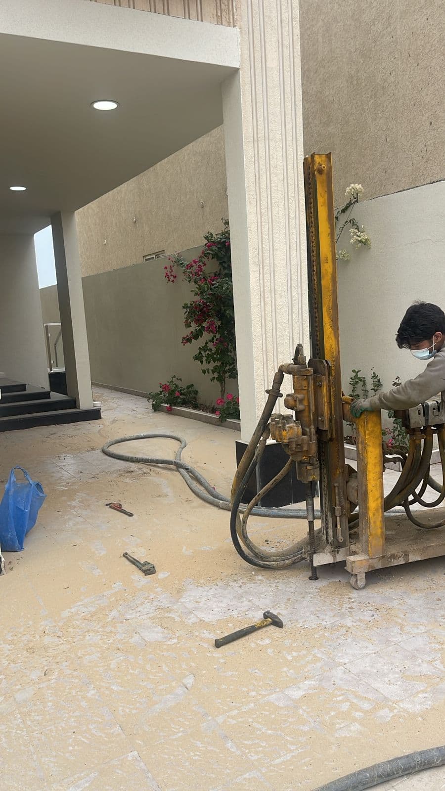 معدات هامات لتنفيذ أعمال حفر وحقن التربة في مشروع سكني
